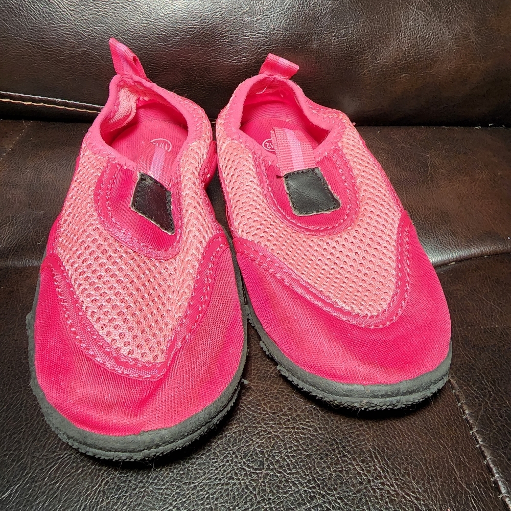 Girls Chatties Pink Watershoes size 11/12c